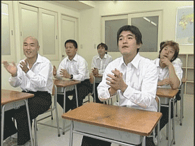鼓掌的学生们