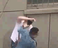 尴尬的街头拥抱