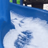 雪地滑梯