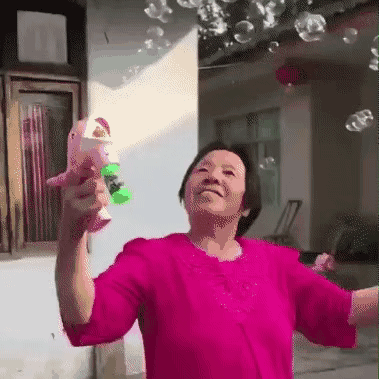 吹泡泡的快乐奶奶