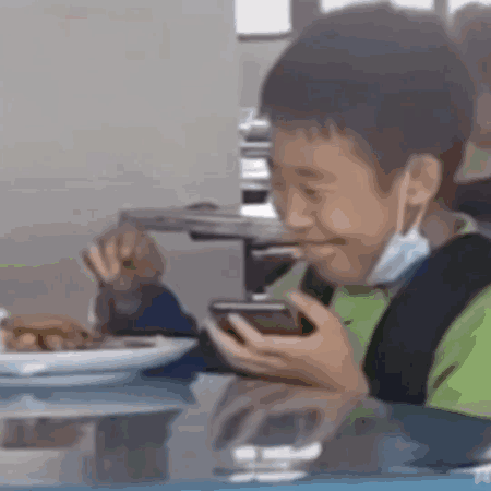 聚餐时玩手机
