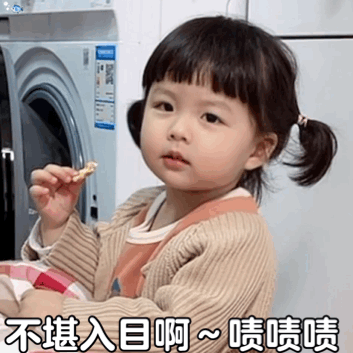 小女孩吃饼干
