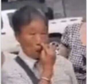 尴尬的抠鼻大妈