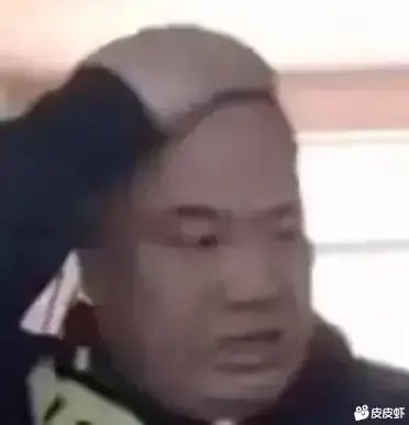 地铁老头看手机