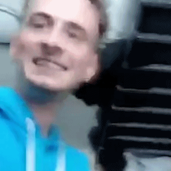 尴尬而不失礼貌的微笑